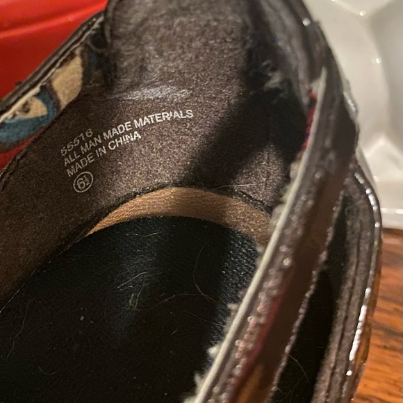 Brown w/buckle patent leather kitten heels. Size 6 1/2 - Picture 3 of 6